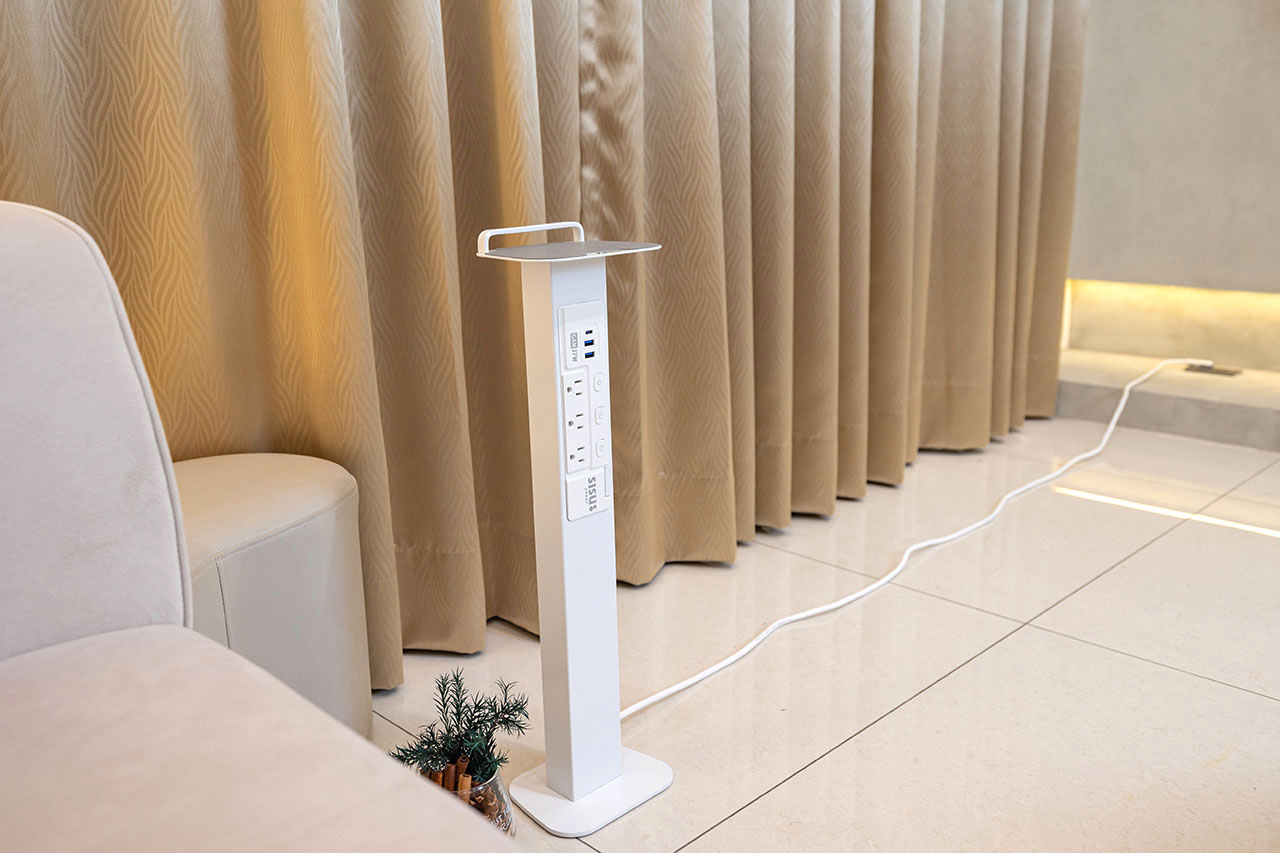 aka X SISU新極簡白時尚立式充電柱