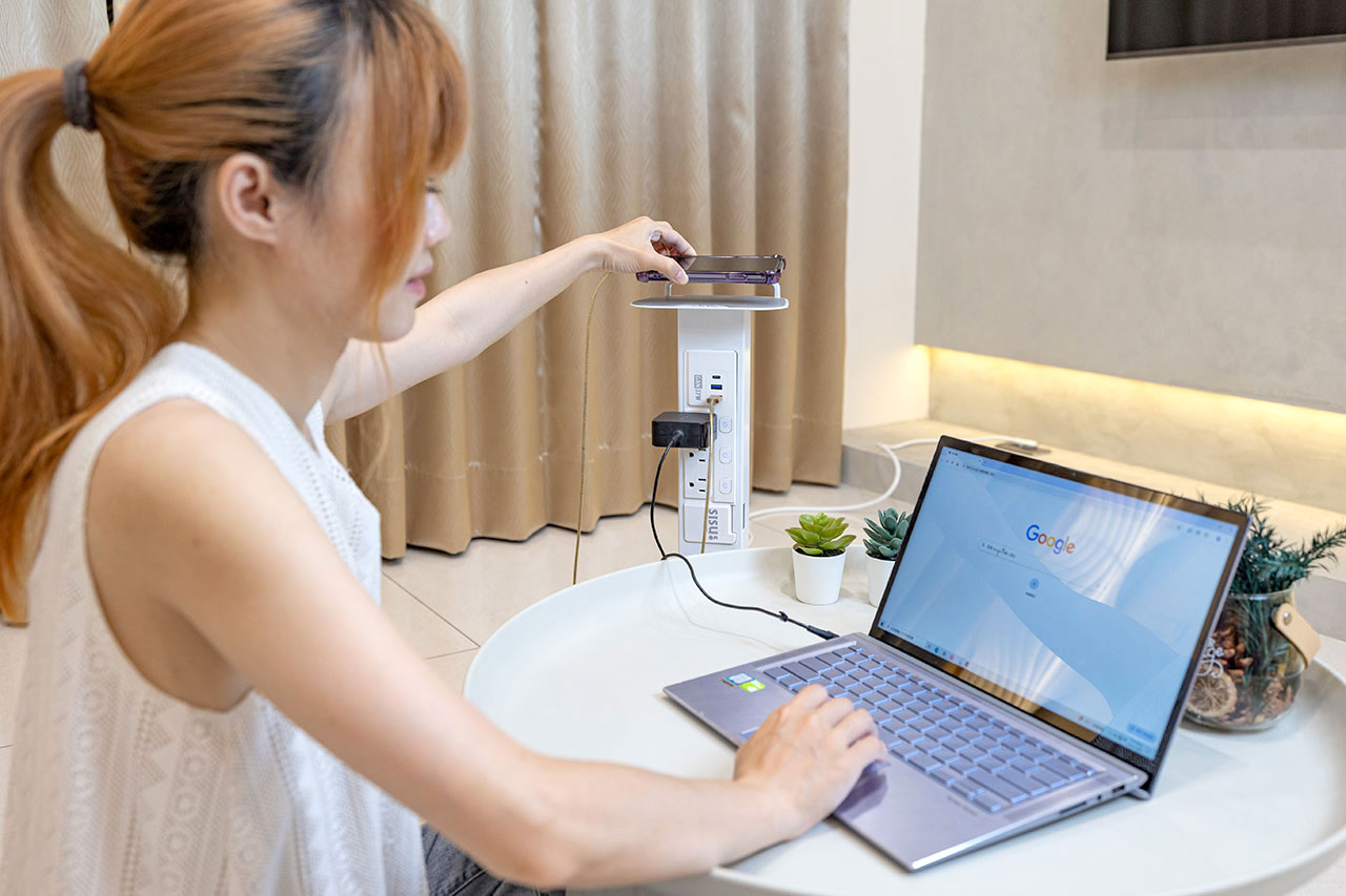 aka X SISU新極簡白時尚立式充電柱