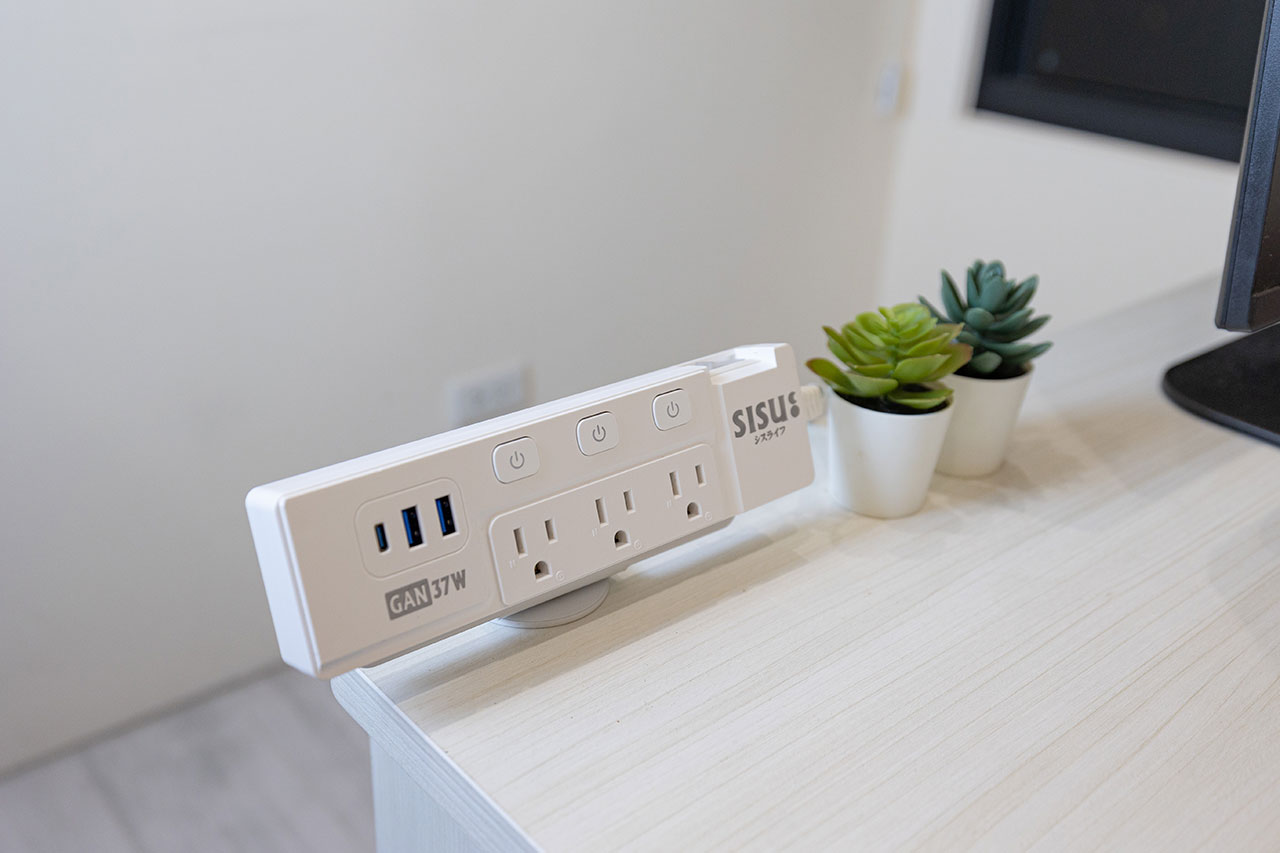 aka X SISU新極簡白時尚立式充電柱