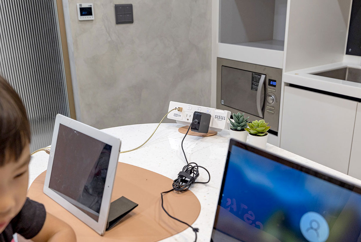 aka X SISU新極簡白時尚立式充電柱