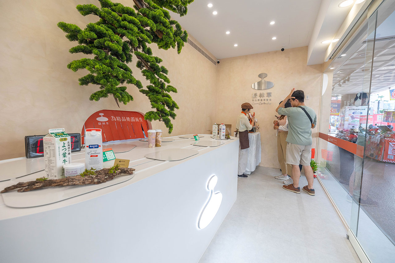 語林萃｜台中勤美飲料店推薦，金獎茶葉精品奶蓋專賣店，奶油界的愛馬仕法國ÉCHIRÉ艾許牛乳，芙柔六分打發工藝2025台中西區飲料推薦