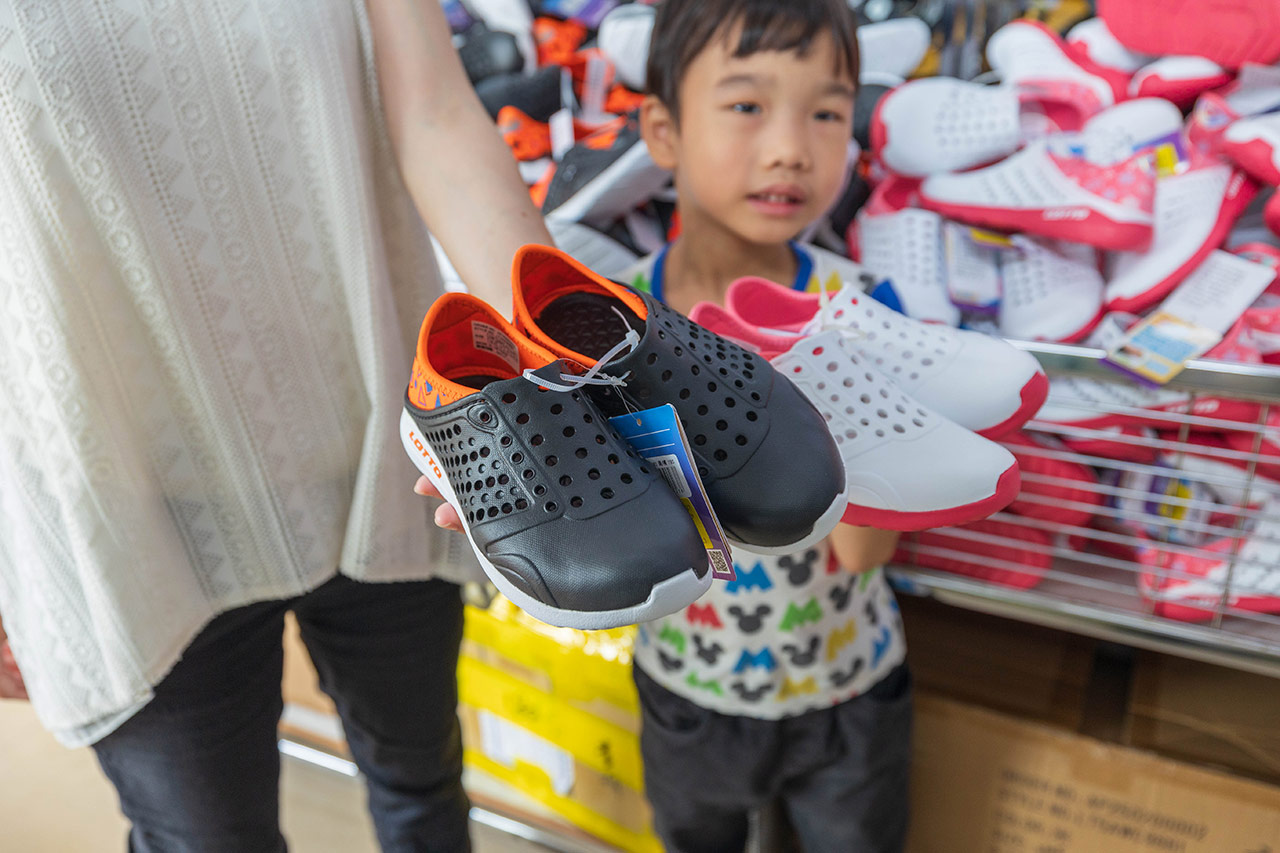 美力運動世界-樹林特賣會｜新北鞋子廠拍只賣12天，運動鞋、童鞋、工作鞋全館下殺1折起，還有滿千送百買一送一超殺活動，晚來就沒了！樹林工業區鞋子特賣會