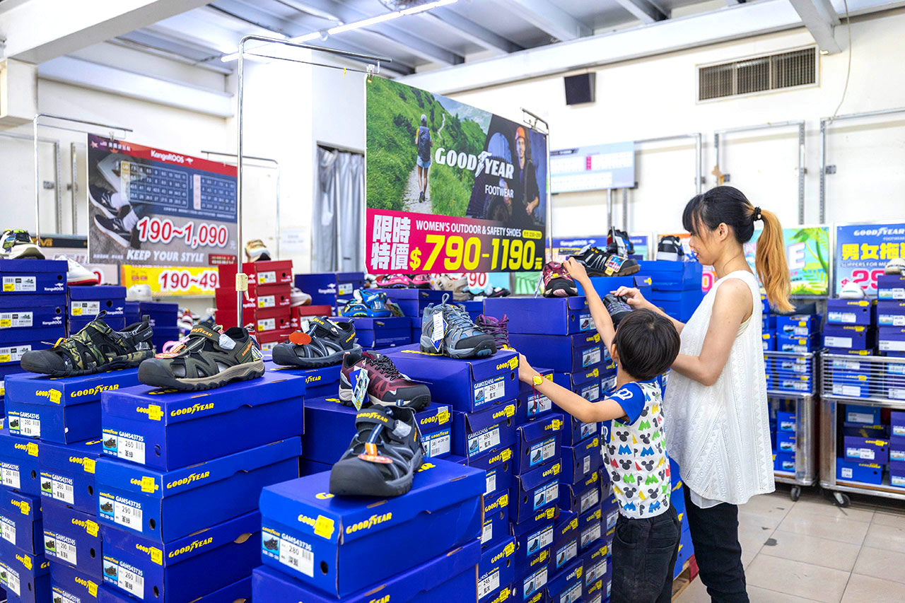 美力運動世界-樹林特賣會｜新北鞋子廠拍只賣12天，運動鞋、童鞋、工作鞋全館下殺1折起，還有滿千送百買一送一超殺活動，晚來就沒了！樹林工業區鞋子特賣會