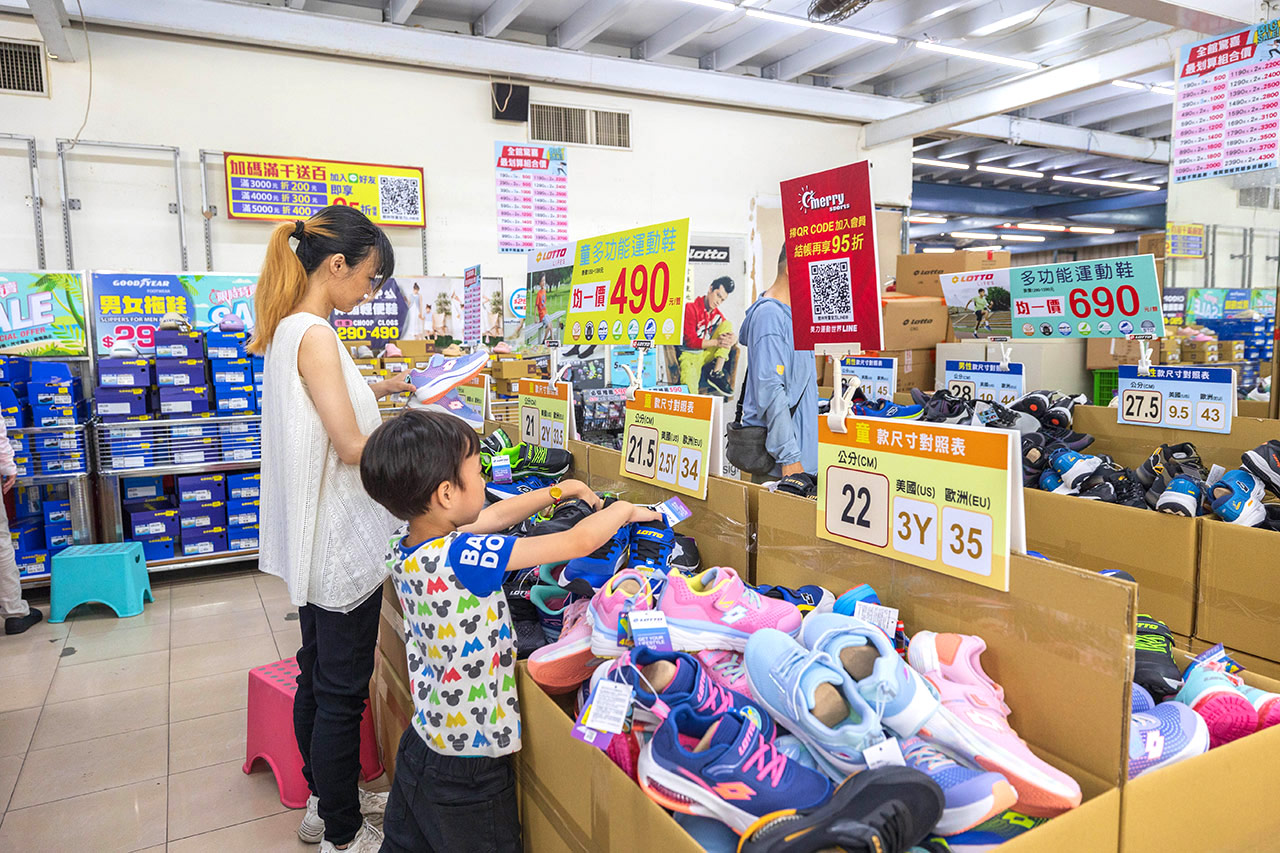 美力運動世界-樹林特賣會｜新北鞋子廠拍只賣12天，運動鞋、童鞋、工作鞋全館下殺1折起，還有滿千送百買一送一超殺活動，晚來就沒了！樹林工業區鞋子特賣會