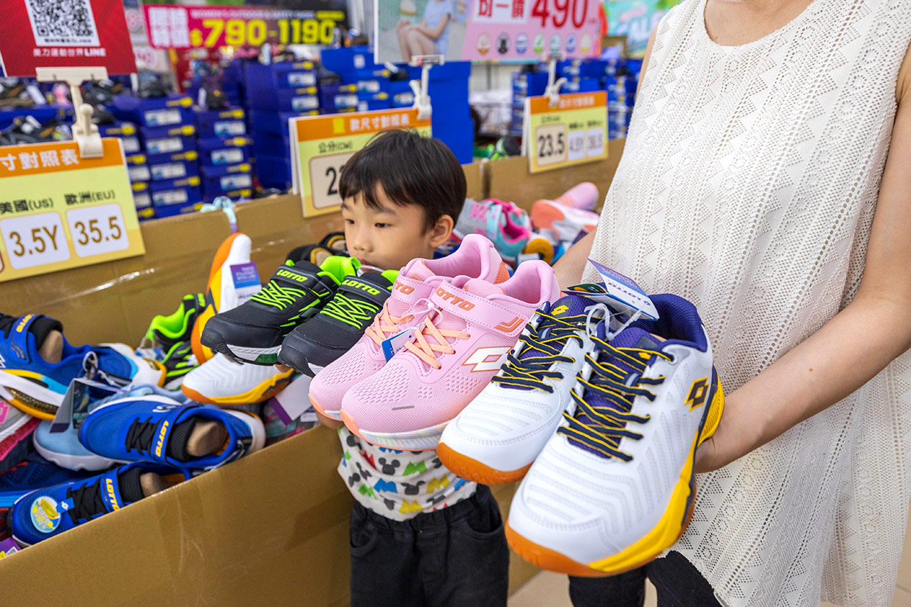 美力運動世界-樹林特賣會｜新北鞋子廠拍只賣12天，運動鞋、童鞋、工作鞋全館下殺1折起，還有滿千送百買一送一超殺活動，晚來就沒了！樹林工業區鞋子特賣會