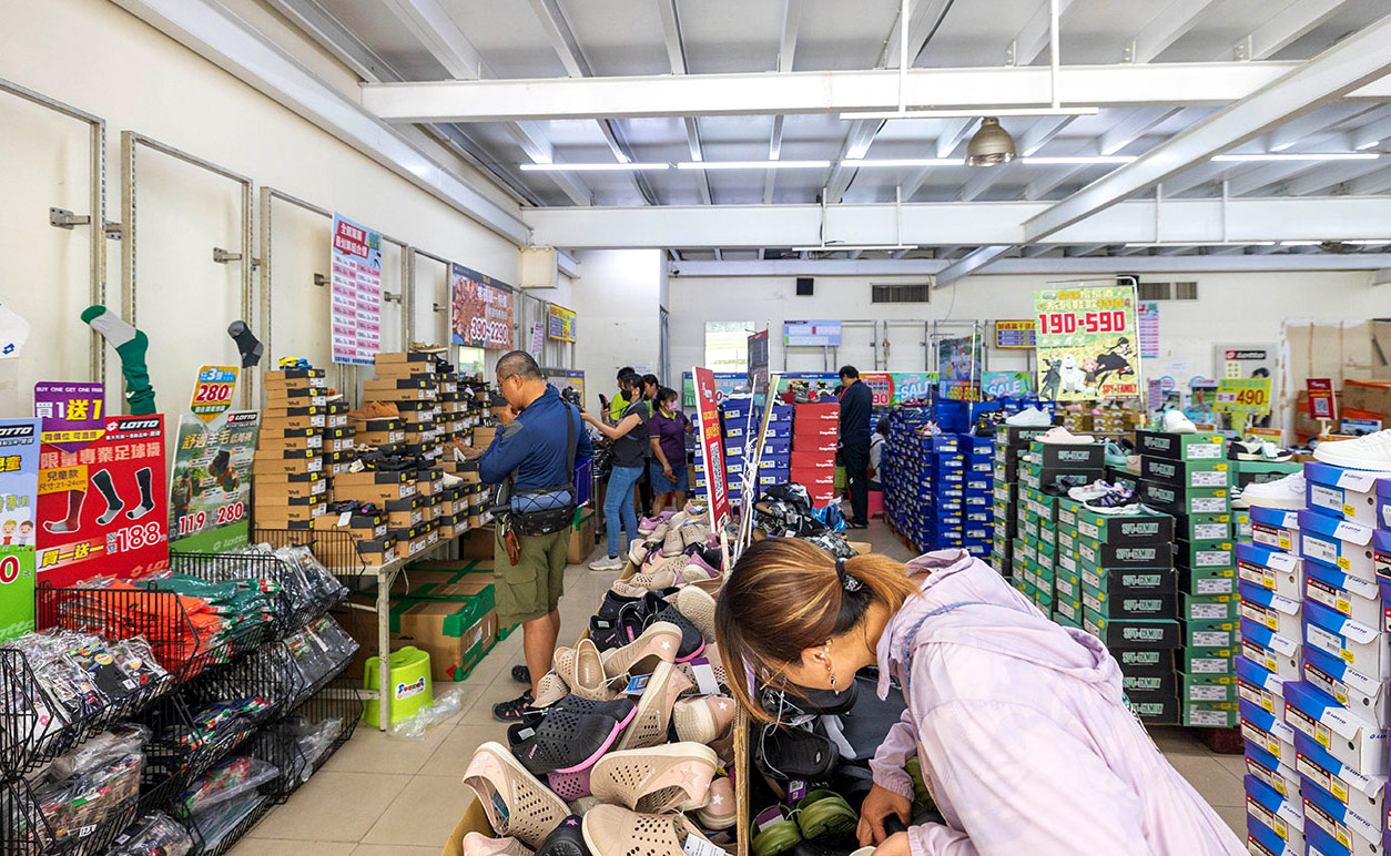 美力運動世界-樹林特賣會｜新北鞋子廠拍只賣12天，運動鞋、童鞋、工作鞋全館下殺1折起，還有滿千送百買一送一超殺活動，晚來就沒了！樹林工業區鞋子特賣會