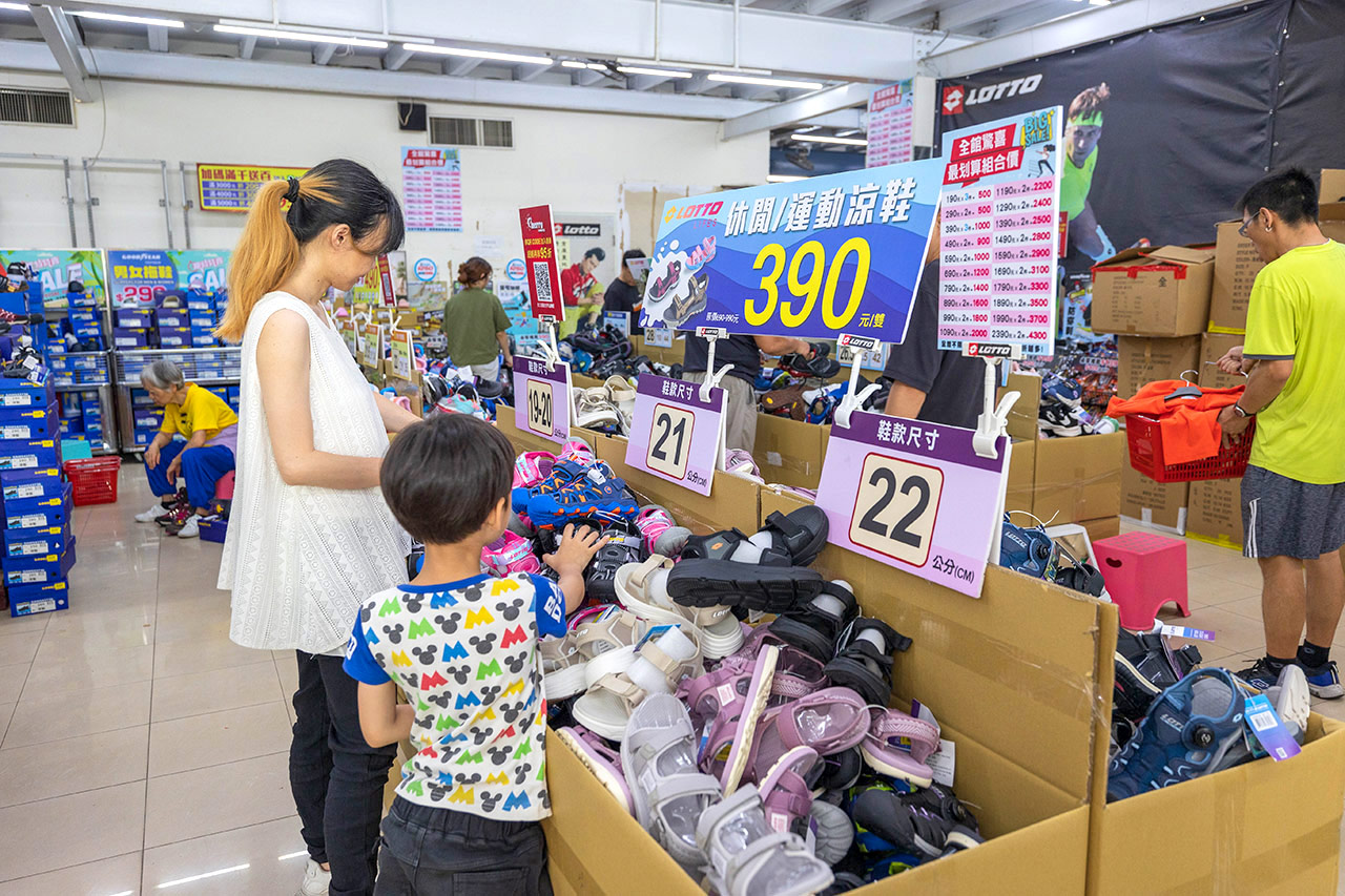 美力運動世界-樹林特賣會｜新北鞋子廠拍只賣12天，運動鞋、童鞋、工作鞋全館下殺1折起，還有滿千送百買一送一超殺活動，晚來就沒了！樹林工業區鞋子特賣會