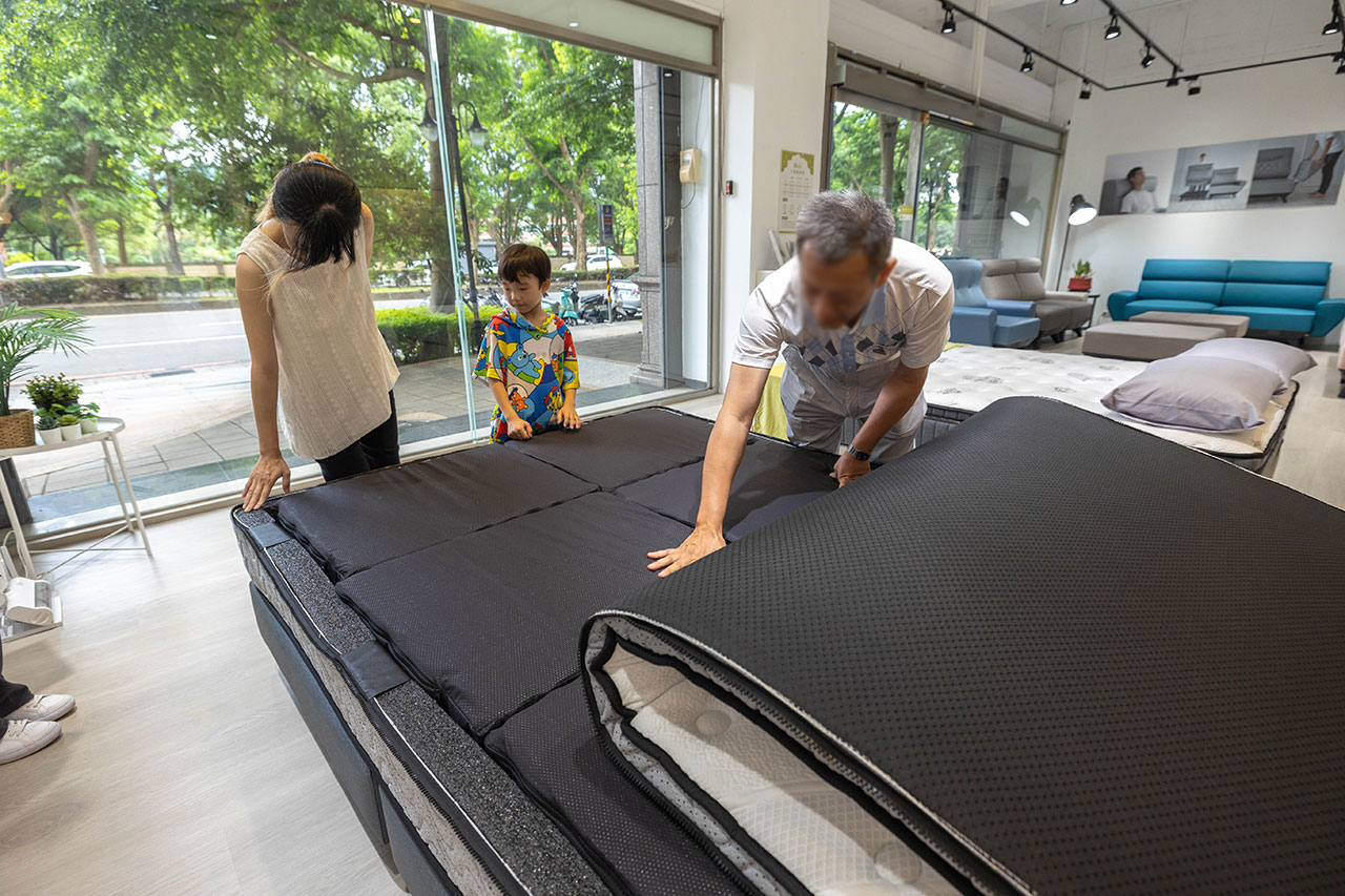 Plus mofa方塊舒床墊-女王團購限定優惠、六塊分體式獨立筒，自由調整軟硬度，試睡60天＋10年保固，買床墊超安心