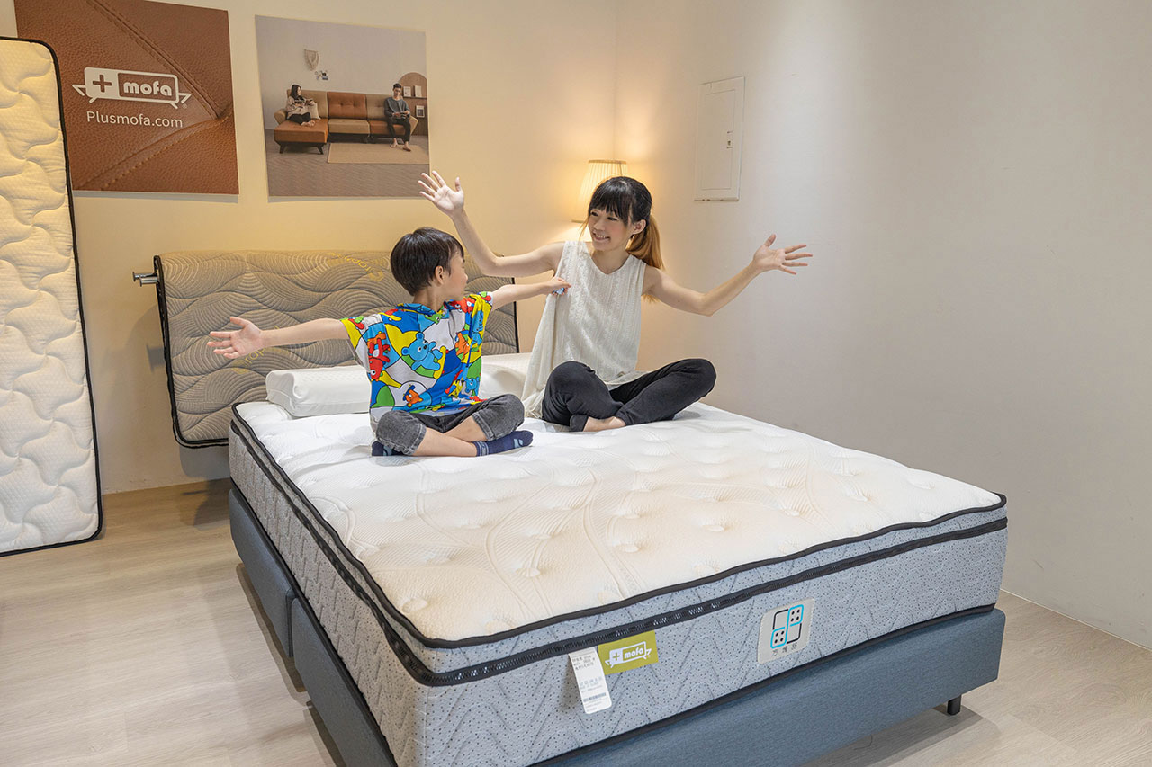 Plus mofa方塊舒床墊-女王團購限定優惠、六塊分體式獨立筒，自由調整軟硬度，試睡60天＋10年保固，買床墊超安心