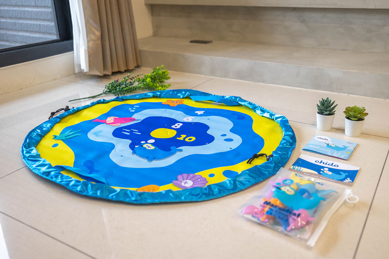 chido一角鯨沉水玩具｜夏天必敗育兒好物玩具推薦，chido 收納墊＋沉水玩具組，符合歐盟規範全家人在家也能輕鬆戲水，2025好物推薦MIT玩具推薦