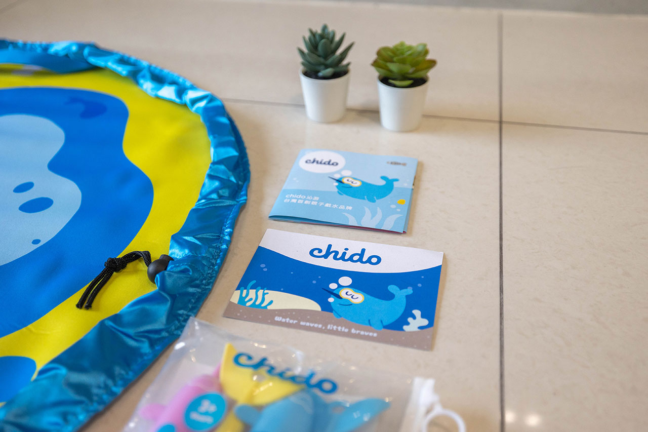 chido一角鯨沉水玩具｜夏天必敗育兒好物玩具推薦，chido 收納墊＋沉水玩具組，符合歐盟規範全家人在家也能輕鬆戲水，2025好物推薦MIT玩具推薦