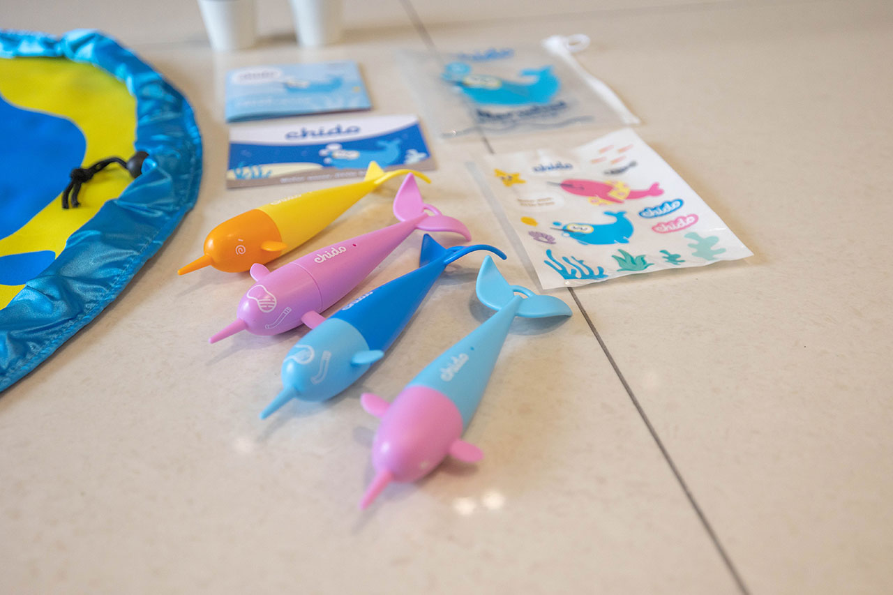 chido一角鯨沉水玩具｜夏天必敗育兒好物玩具推薦，chido 收納墊＋沉水玩具組，符合歐盟規範全家人在家也能輕鬆戲水，2025好物推薦MIT玩具推薦