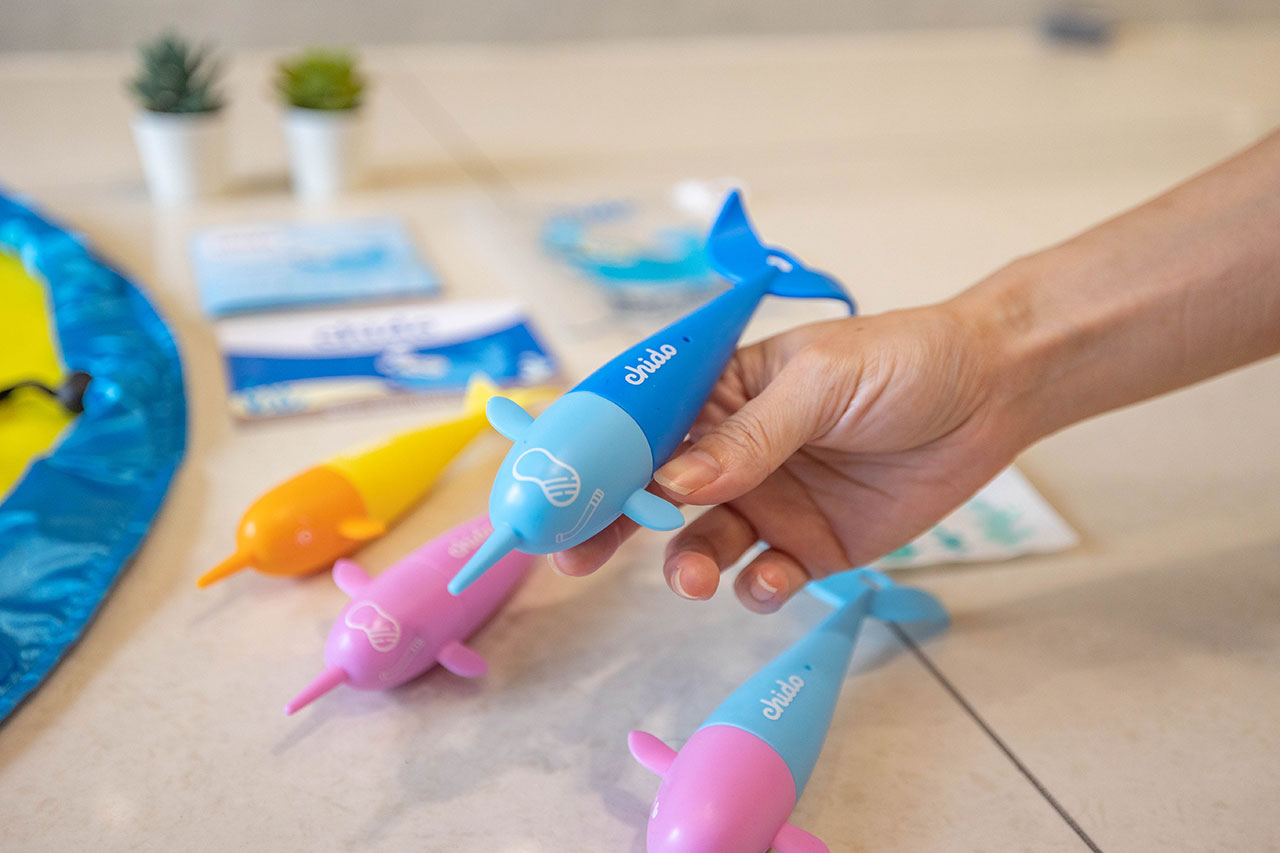 chido一角鯨沉水玩具｜夏天必敗育兒好物玩具推薦，chido 收納墊＋沉水玩具組，符合歐盟規範全家人在家也能輕鬆戲水，2025好物推薦MIT玩具推薦