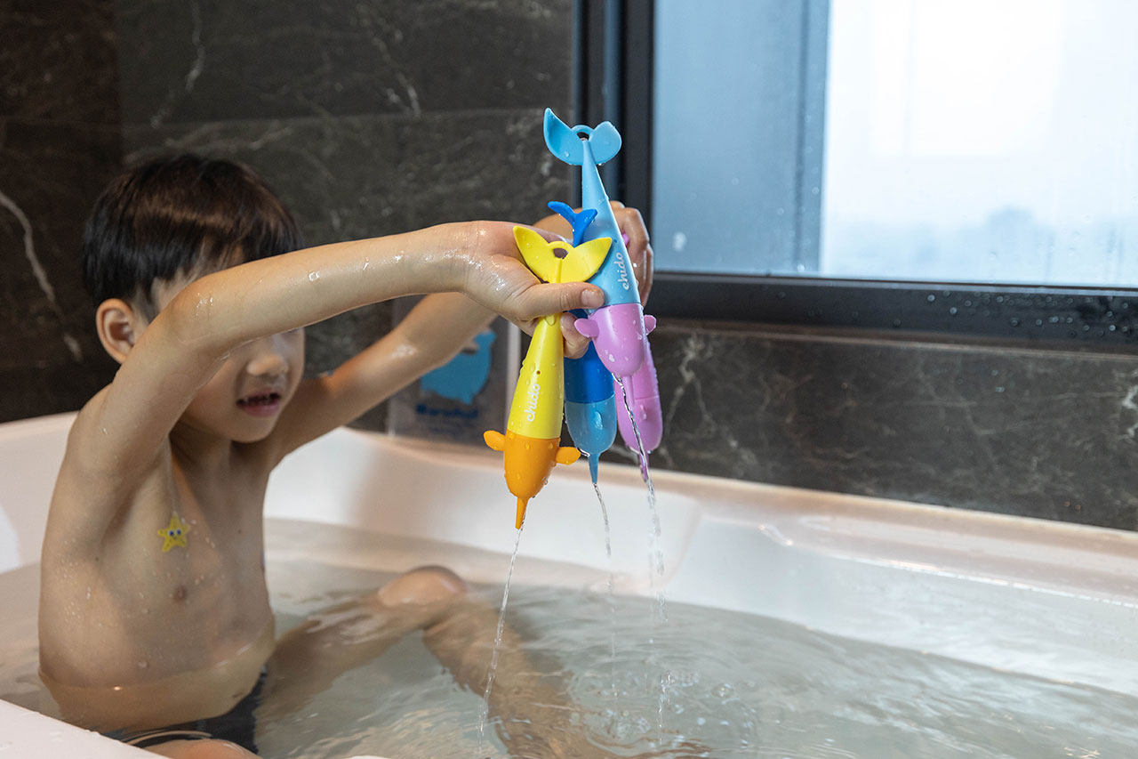 chido一角鯨沉水玩具｜夏天必敗育兒好物玩具推薦，chido 收納墊＋沉水玩具組，符合歐盟規範全家人在家也能輕鬆戲水，2025好物推薦MIT玩具推薦