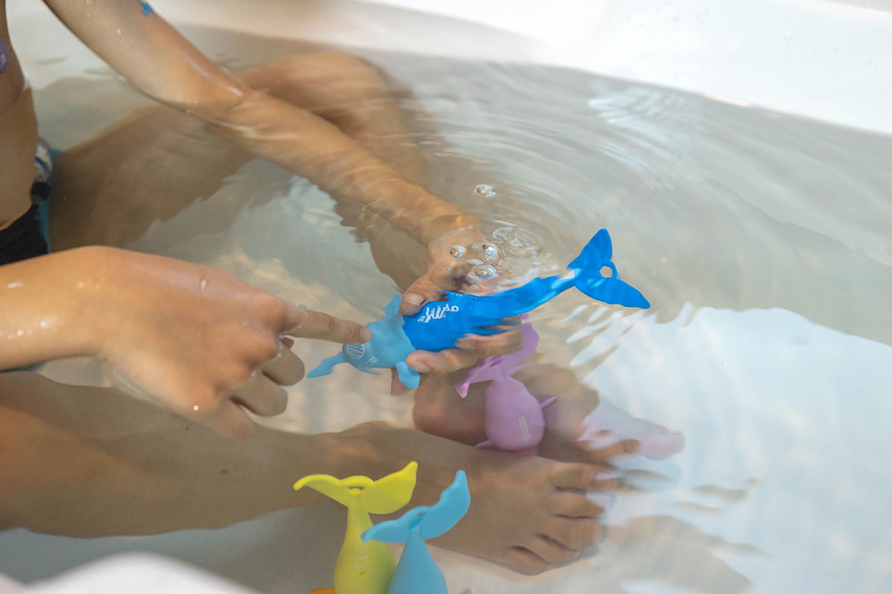 chido一角鯨沉水玩具｜夏天必敗育兒好物玩具推薦，chido 收納墊＋沉水玩具組，符合歐盟規範全家人在家也能輕鬆戲水，2025好物推薦MIT玩具推薦