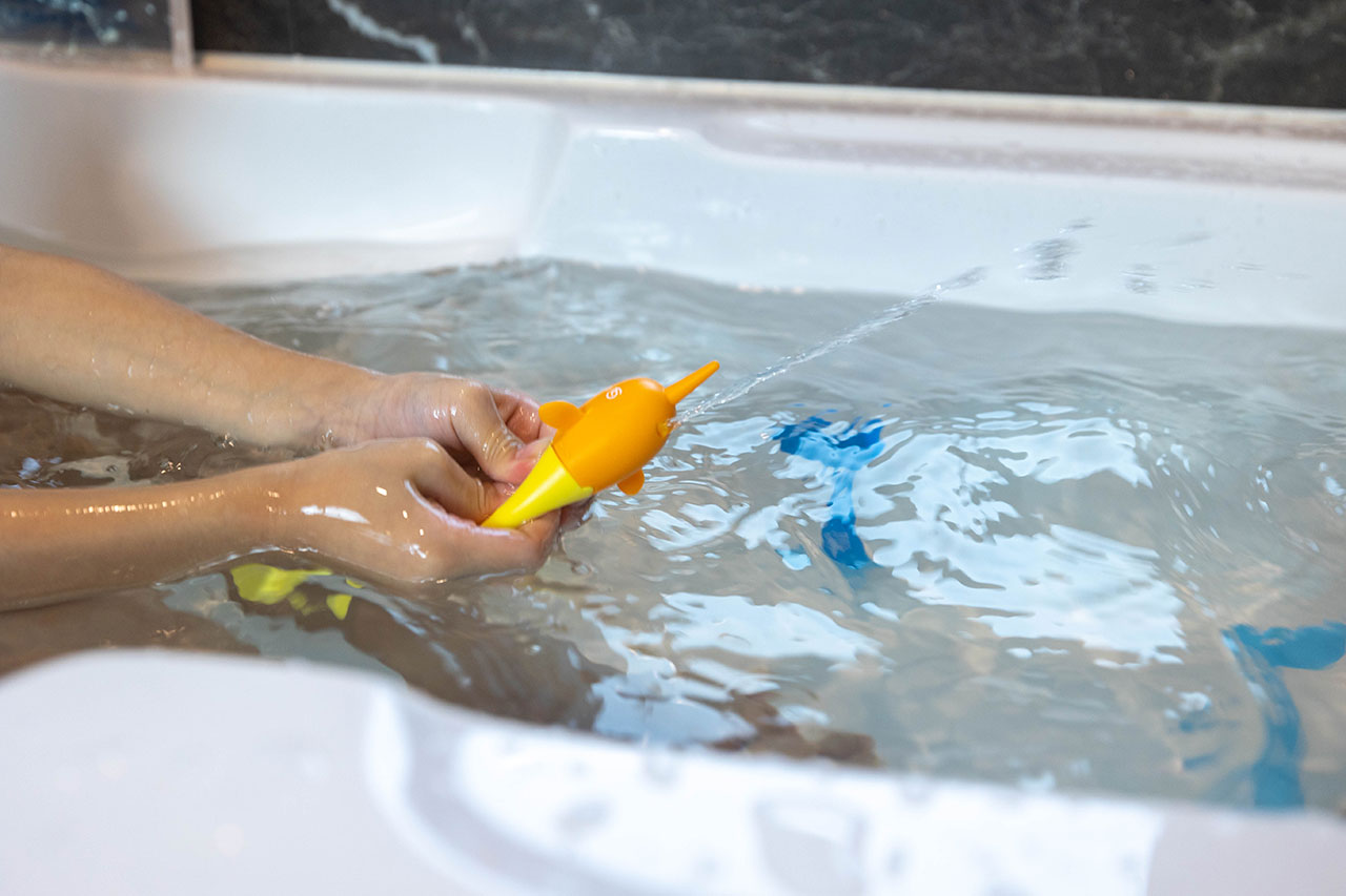 chido一角鯨沉水玩具｜夏天必敗育兒好物玩具推薦，chido 收納墊＋沉水玩具組，符合歐盟規範全家人在家也能輕鬆戲水，2025好物推薦MIT玩具推薦