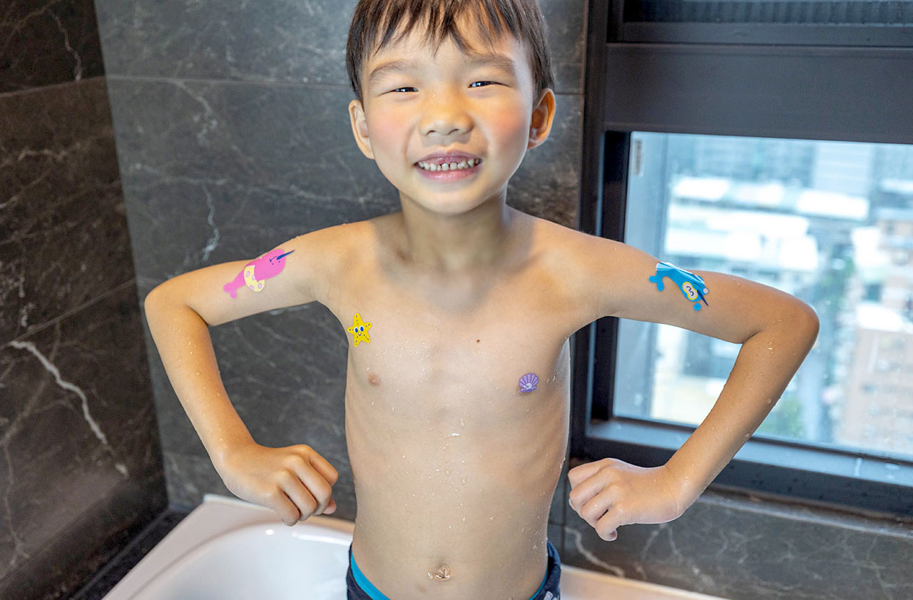 chido一角鯨沉水玩具｜夏天必敗育兒好物玩具推薦，chido 收納墊＋沉水玩具組，符合歐盟規範全家人在家也能輕鬆戲水，2025好物推薦MIT玩具推薦