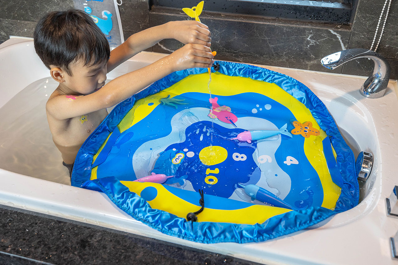 chido一角鯨沉水玩具｜夏天必敗育兒好物玩具推薦，chido 收納墊＋沉水玩具組，符合歐盟規範全家人在家也能輕鬆戲水，2025好物推薦MIT玩具推薦