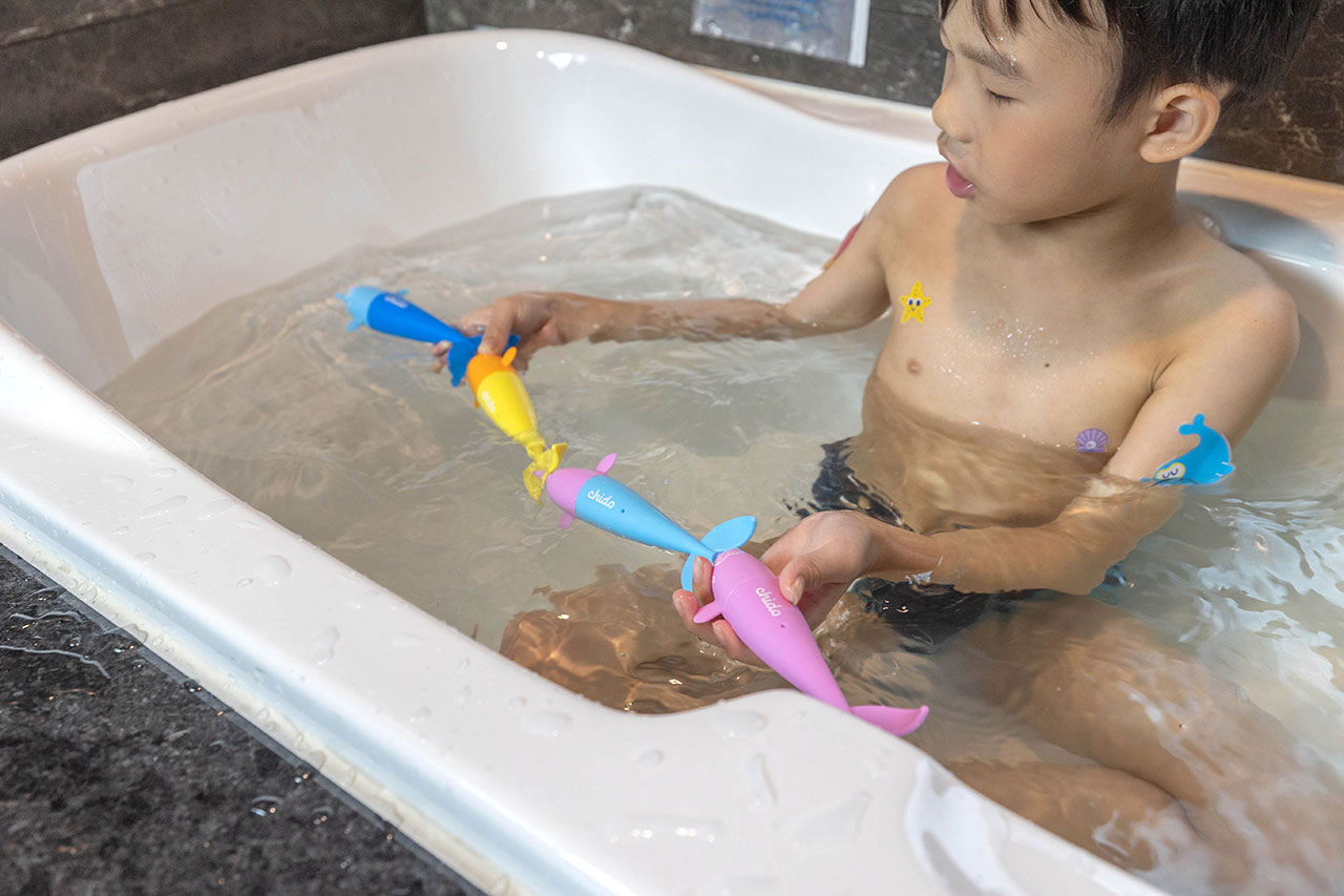 chido一角鯨沉水玩具｜夏天必敗育兒好物玩具推薦，chido 收納墊＋沉水玩具組，符合歐盟規範全家人在家也能輕鬆戲水，2025好物推薦MIT玩具推薦