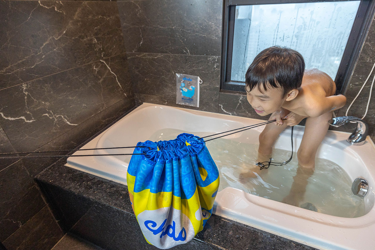 chido一角鯨沉水玩具｜夏天必敗育兒好物玩具推薦，chido 收納墊＋沉水玩具組，符合歐盟規範全家人在家也能輕鬆戲水，2025好物推薦MIT玩具推薦