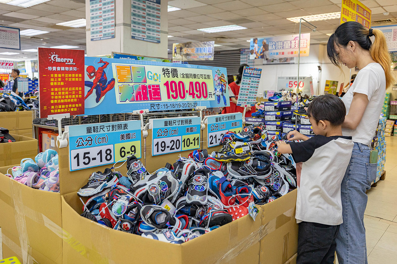 美力運動世界-大台北特賣會｜2025盛夏狂歡季台北鞋子特賣會，買一送一滿千送百，前30名早鳥再享7折，卡通童鞋、運動鞋、工作鞋松山區特賣會大放送