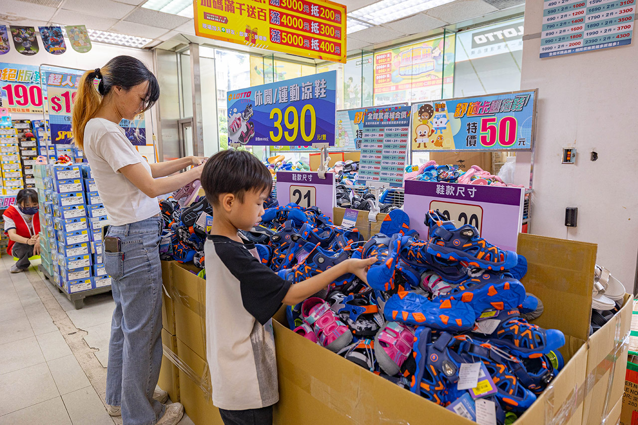 美力運動世界-大台北特賣會｜2025盛夏狂歡季台北鞋子特賣會，買一送一滿千送百，前30名早鳥再享7折，卡通童鞋、運動鞋、工作鞋松山區特賣會大放送