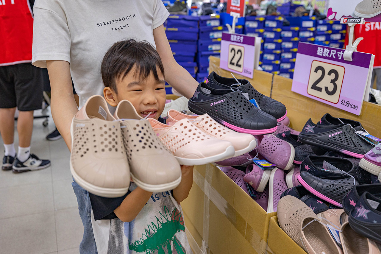 美力運動世界-大台北特賣會｜2025盛夏狂歡季台北鞋子特賣會，買一送一滿千送百，前30名早鳥再享7折，卡通童鞋、運動鞋、工作鞋松山區特賣會大放送