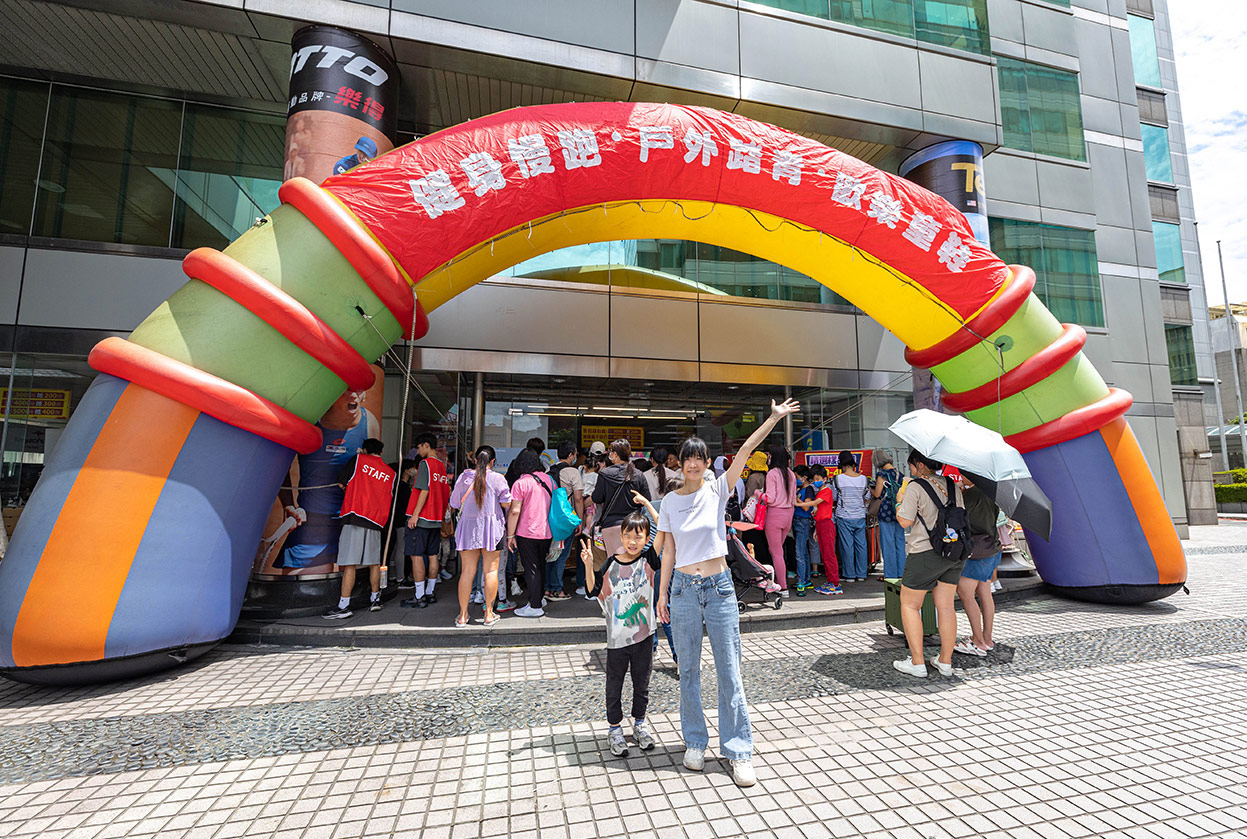 美力運動世界-大台北特賣會｜2025盛夏狂歡季台北鞋子特賣會，買一送一滿千送百，前30名早鳥再享7折，卡通童鞋、運動鞋、工作鞋松山區特賣會大放送