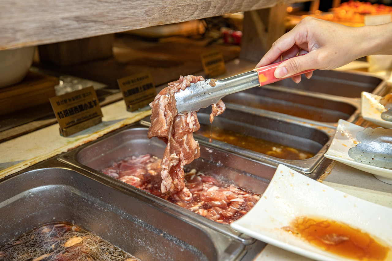 阿豬嘻烤肉村｜台北超平價吃到飽，西門町美食、韓式烤肉吃到飽、西門韓式烤肉、西門韓式料理、韓式烤五花肉、韓式烤肉餐廳、西門銅板烤肉、西門韓式吃到飽、西門吃到飽