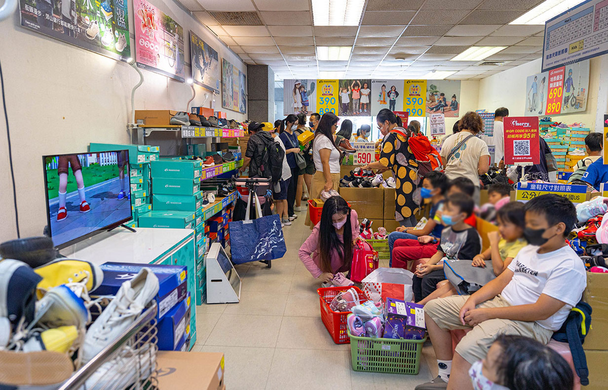 美力運動世界-大台北特賣會｜2025盛夏狂歡季台北鞋子特賣會，買一送一滿千送百，前30名早鳥再享7折，卡通童鞋、運動鞋、工作鞋松山區特賣會大放送