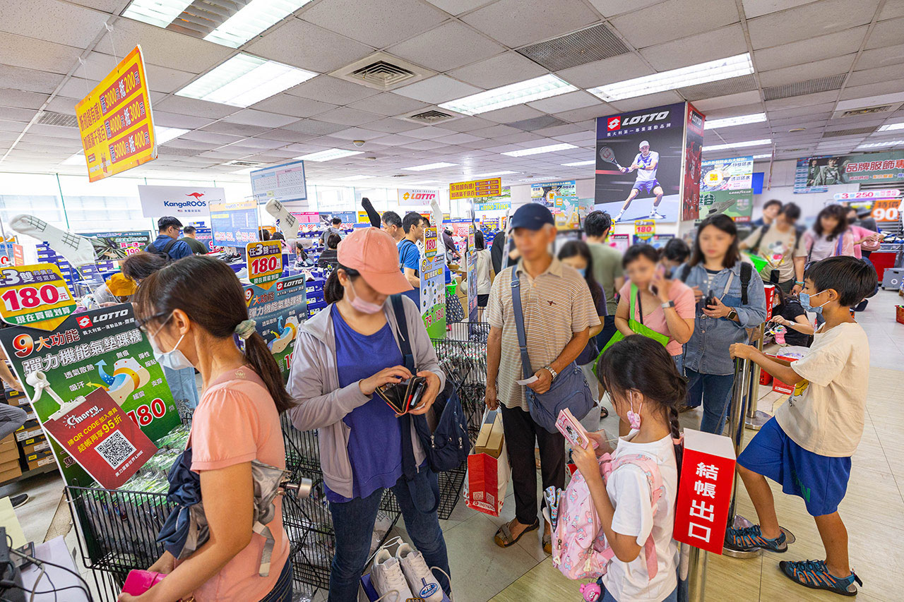 美力運動世界-大台北特賣會｜2025盛夏狂歡季台北鞋子特賣會，買一送一滿千送百，前30名早鳥再享7折，卡通童鞋、運動鞋、工作鞋松山區特賣會大放送