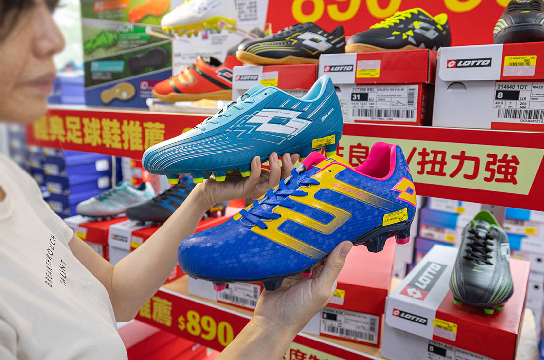 美力運動世界-大台北特賣會｜2025盛夏狂歡季台北鞋子特賣會，買一送一滿千送百，前30名早鳥再享7折，卡通童鞋、運動鞋、工作鞋松山區特賣會大放送