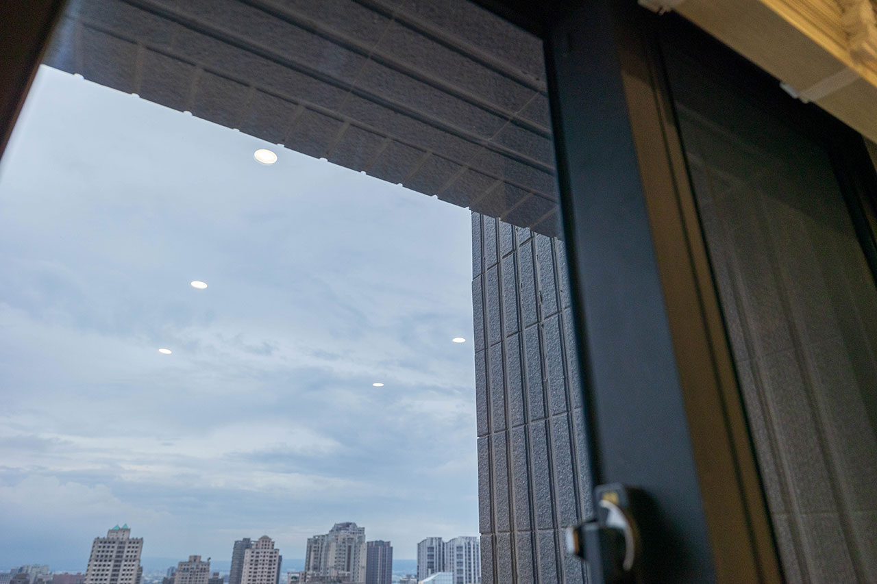 HUTT AI變頻擦窗機器人｜自動擦窗機｜科技3C推薦｜團購優惠