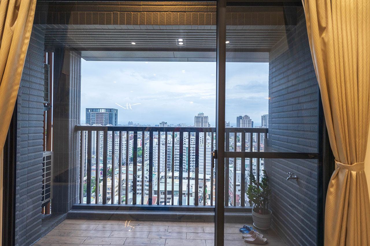 HUTT AI變頻擦窗機器人｜自動擦窗機｜科技3C推薦｜團購優惠