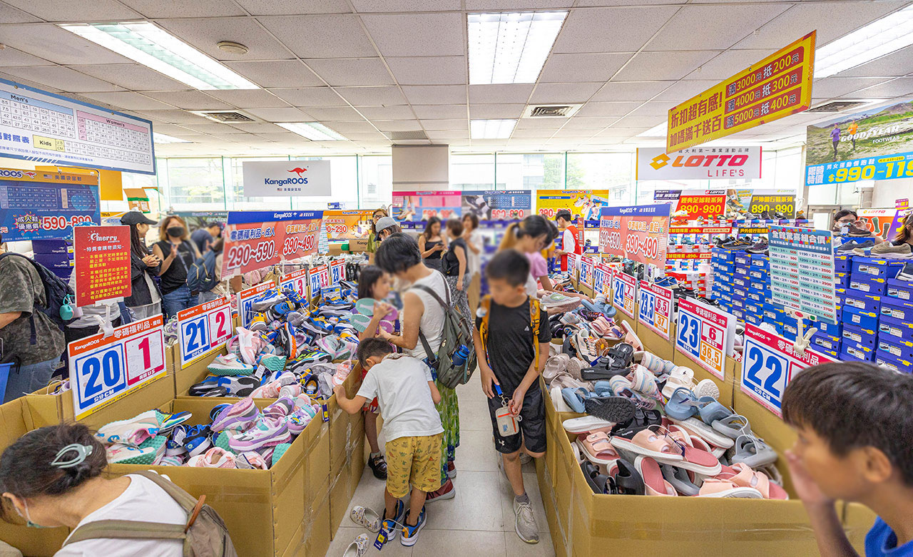 美力運動世界-大台北特賣會｜2025盛夏狂歡季台北鞋子特賣會，買一送一滿千送百，前30名早鳥再享7折，卡通童鞋、運動鞋、工作鞋松山區特賣會大放送