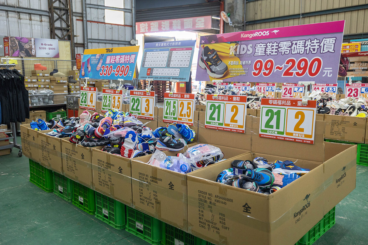 美力運動世界台中中清特賣會報到！全館下殺1折起童鞋、運動鞋、工作鞋都超便宜，前30名早鳥再享7折，還有超多買一送一活動！大雅鞋子特賣會來啦～