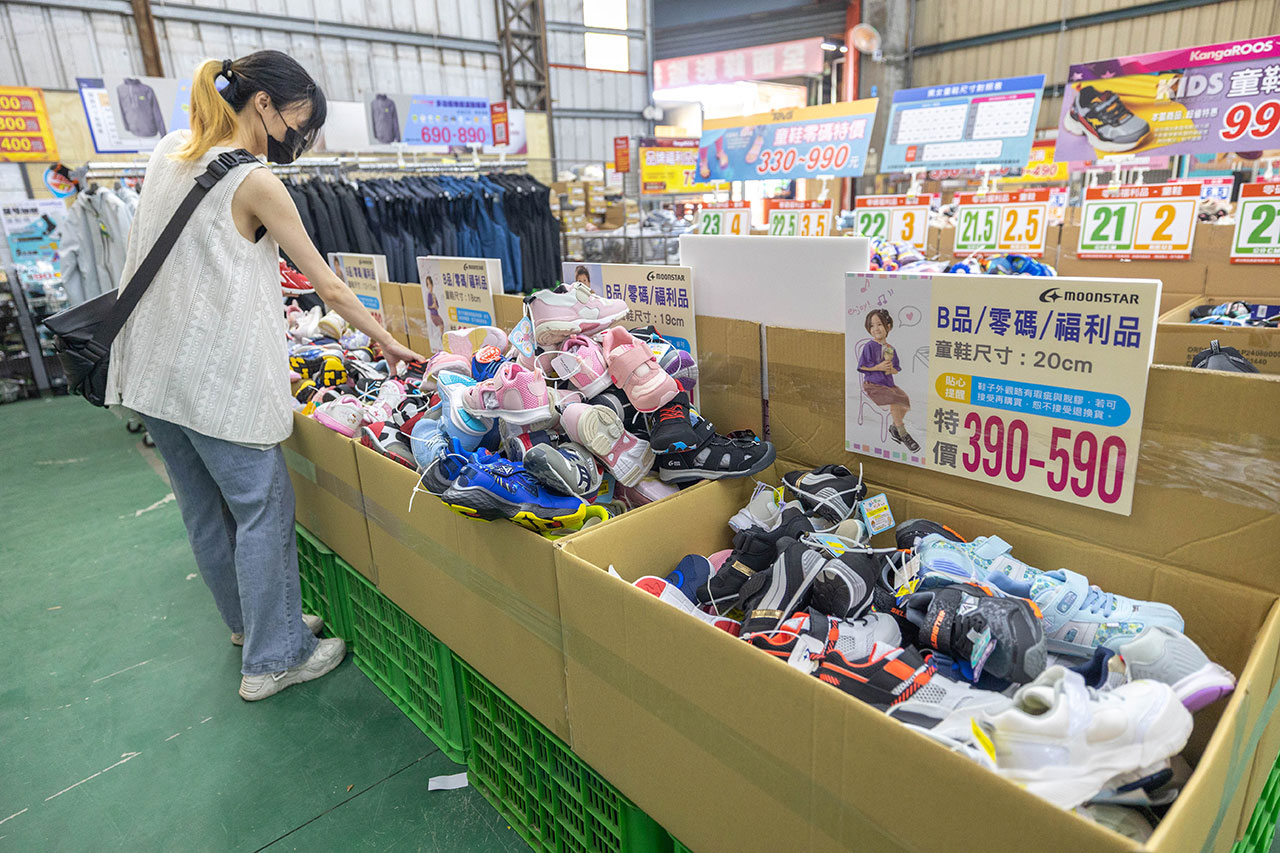 美力運動世界台中中清特賣會報到！全館下殺1折起童鞋、運動鞋、工作鞋都超便宜，前30名早鳥再享7折，還有超多買一送一活動！大雅鞋子特賣會來啦～