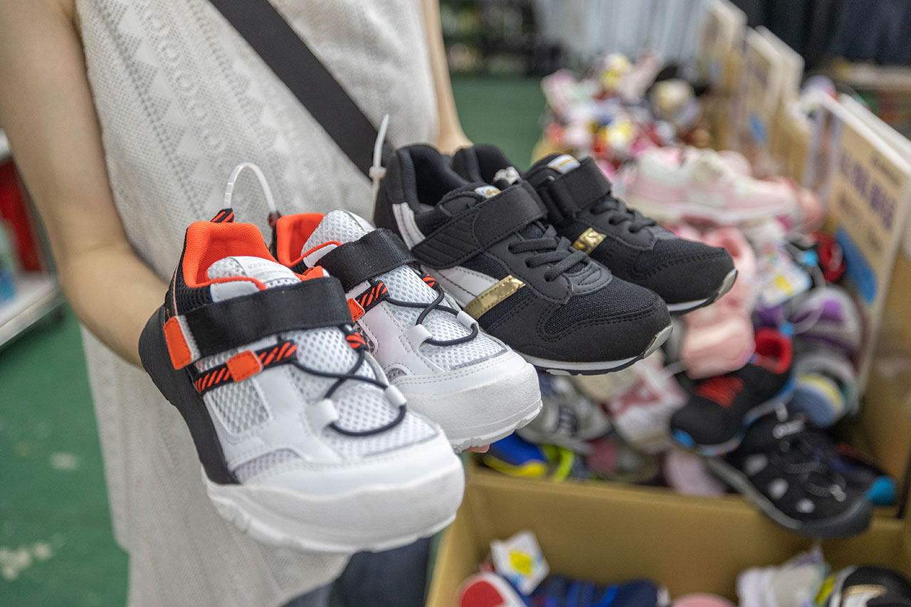 美力運動世界台中中清特賣會報到！全館下殺1折起童鞋、運動鞋、工作鞋都超便宜，前30名早鳥再享7折，還有超多買一送一活動！大雅鞋子特賣會來啦～