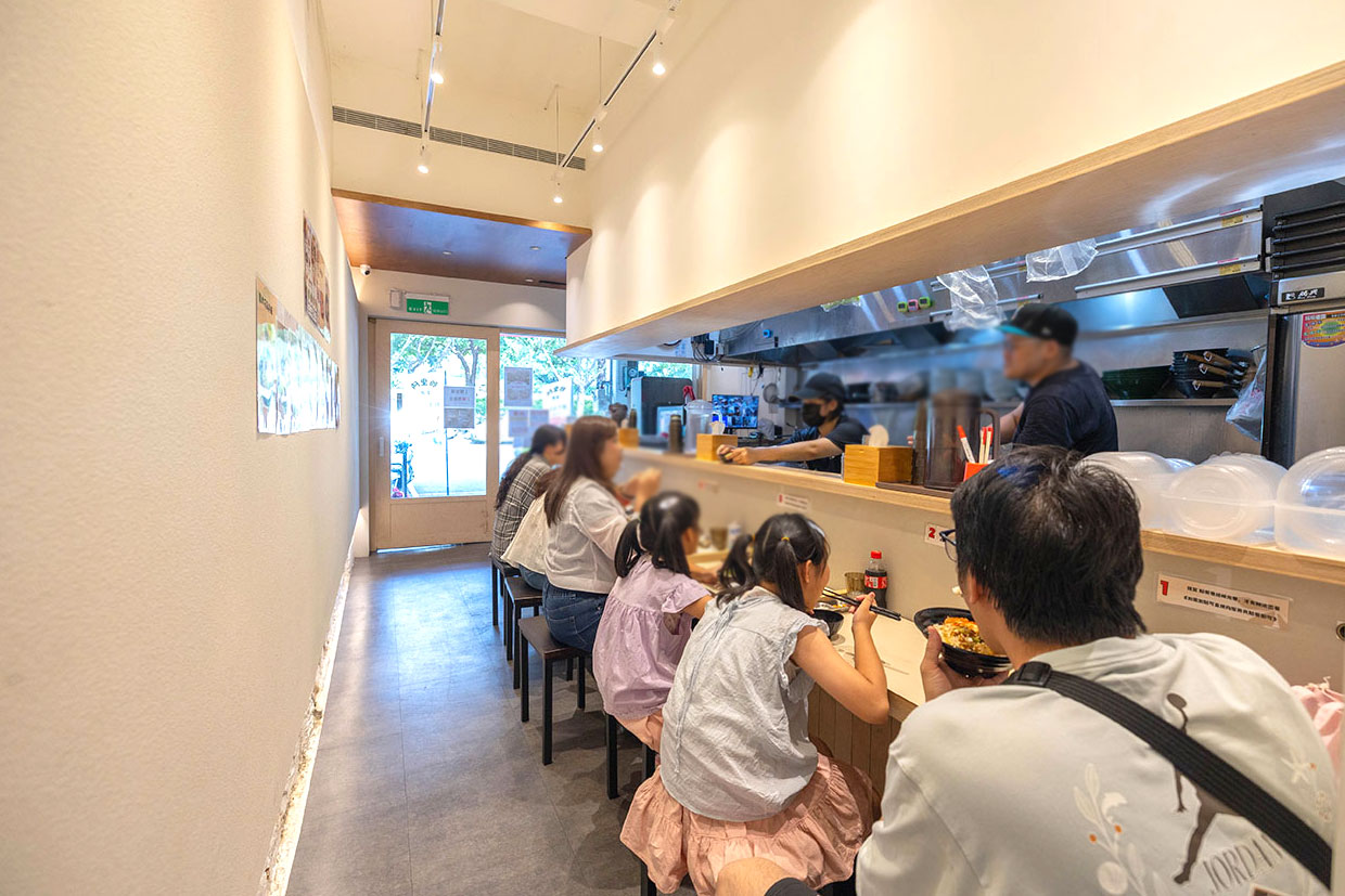 阿里郎食堂｜台中竟然有這間韓式麵店，比臉大牛小排加麵免費再送小菜！最新台中中科博館美食推薦，2025台中西區美食推薦
