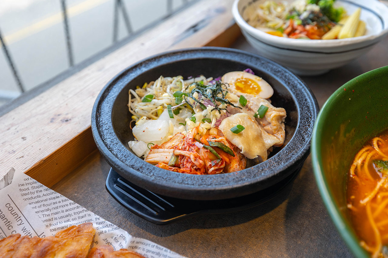 阿里郎食堂｜台中竟然有這間韓式麵店，比臉大牛小排加麵免費再送小菜！最新台中中科博館美食推薦，2025台中西區美食推薦