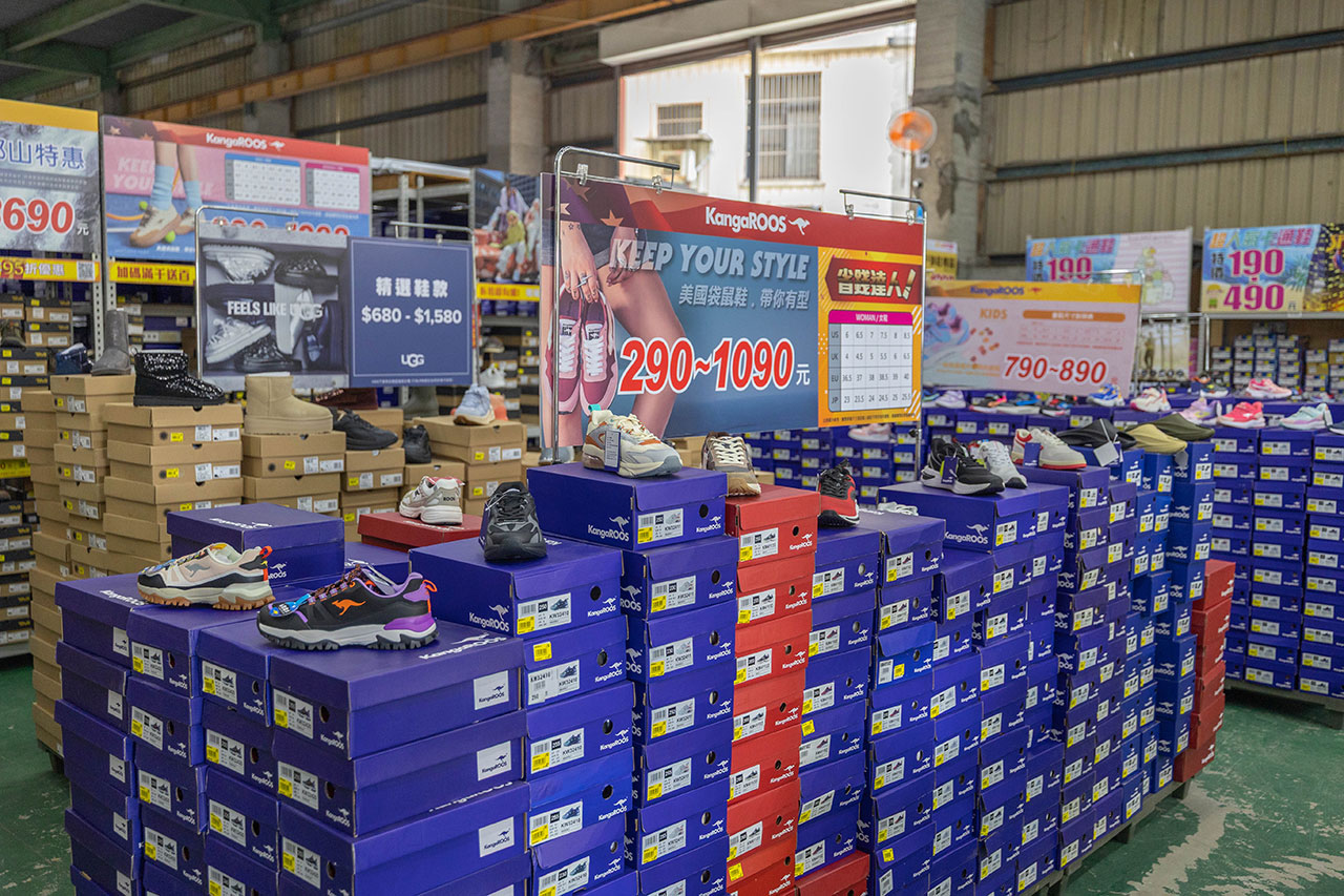 美力運動世界台中中清特賣會報到！全館下殺1折起童鞋、運動鞋、工作鞋都超便宜，前30名早鳥再享7折，還有超多買一送一活動！大雅鞋子特賣會來啦～