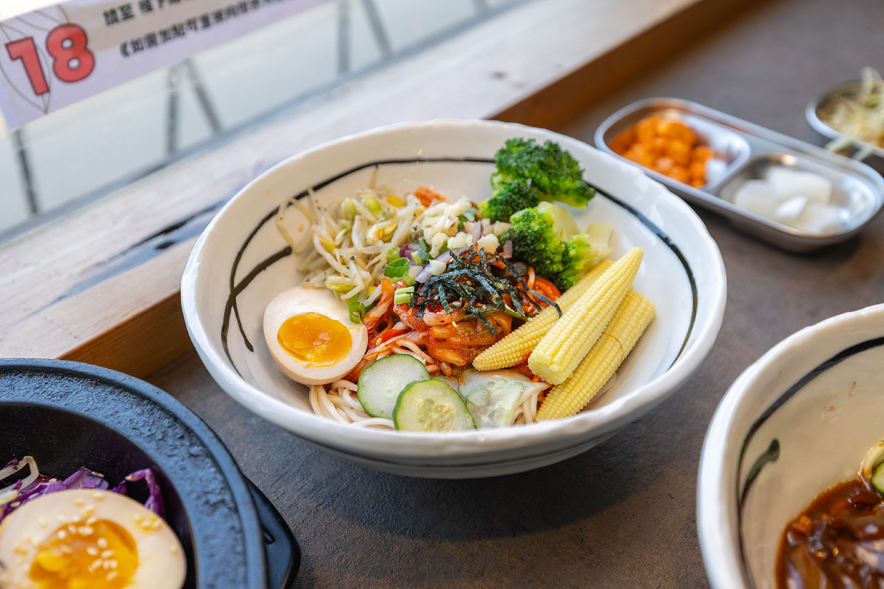 阿里郎食堂｜台中竟然有這間韓式麵店，比臉大牛小排加麵免費再送小菜！最新台中中科博館美食推薦，2025台中西區美食推薦