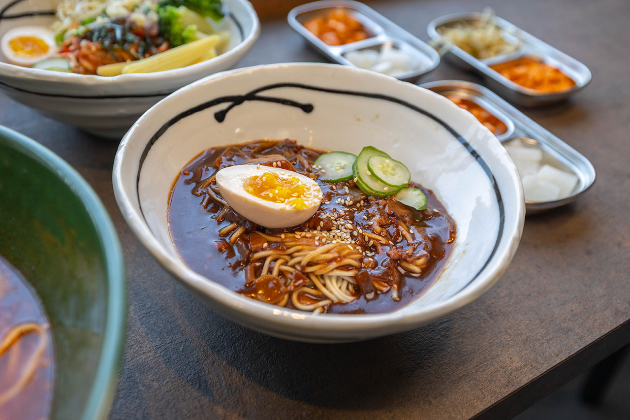 阿里郎食堂｜台中竟然有這間韓式麵店，比臉大牛小排加麵免費再送小菜！最新台中中科博館美食推薦，2025台中西區美食推薦