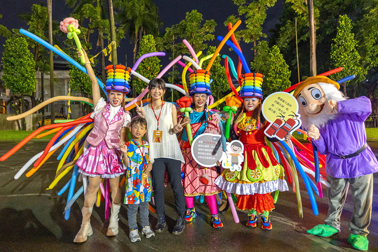 2025屏東夏日嘉年華免費入園｜童話冰宮｜狂歡遊樂園海盜船、瘋狂蛋糕，氣墊城堡、夏日兜風樂園賽車｜夏日遊園｜屏東夏日派對活動推薦