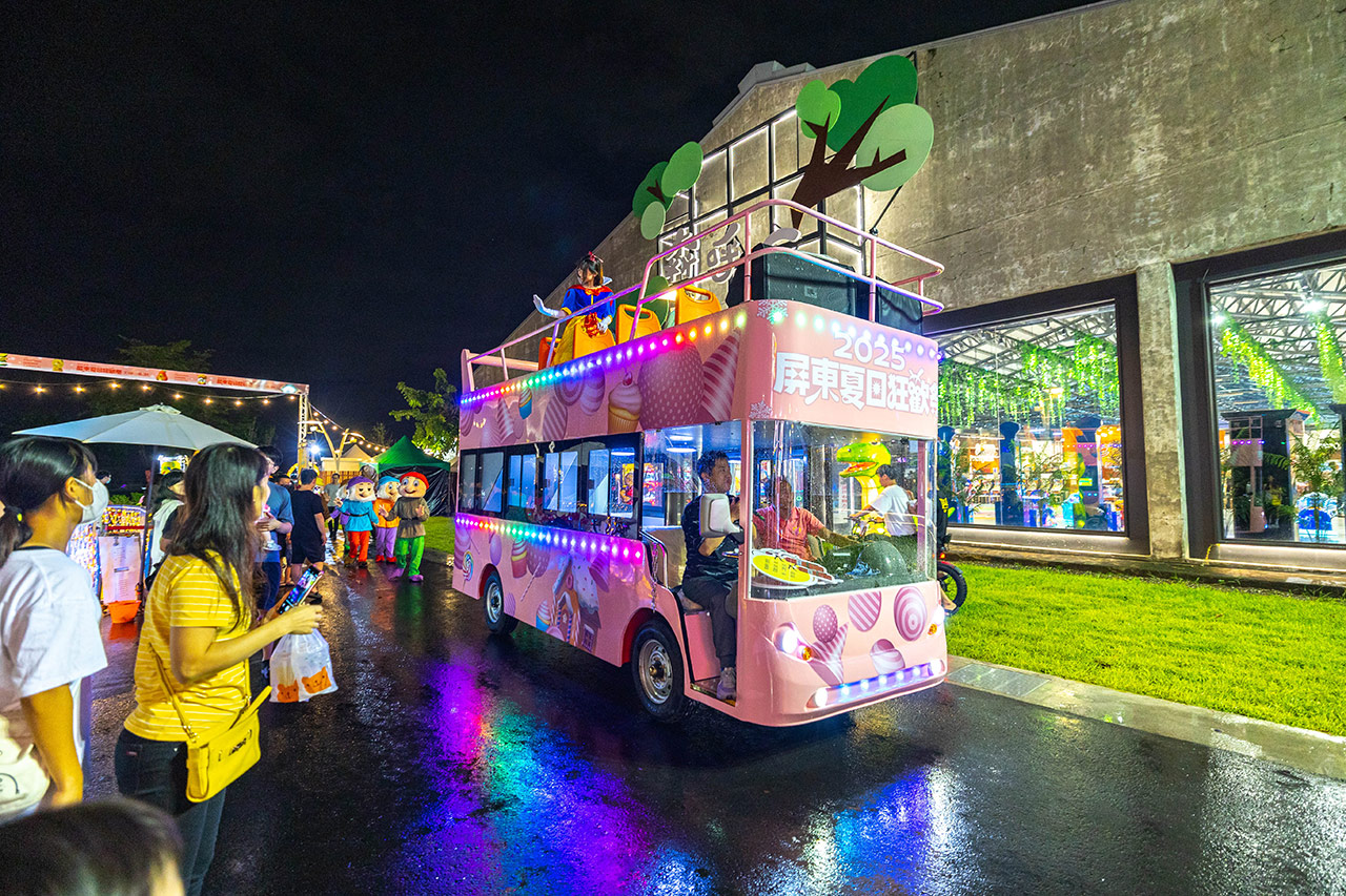 2025屏東夏日嘉年華免費入園｜童話冰宮｜狂歡遊樂園海盜船、瘋狂蛋糕，氣墊城堡、夏日兜風樂園賽車｜夏日遊園｜屏東夏日派對活動推薦