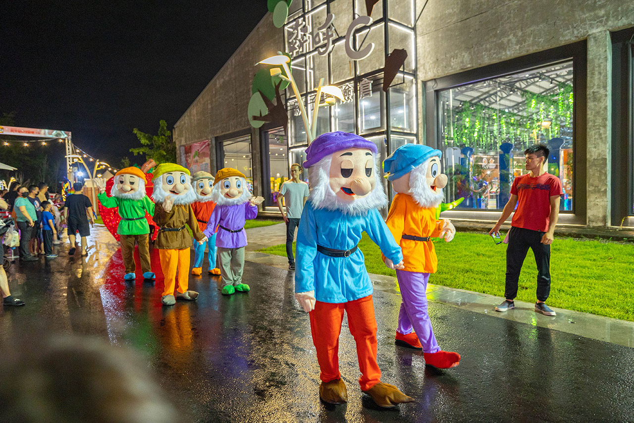 2025屏東夏日嘉年華免費入園｜童話冰宮｜狂歡遊樂園海盜船、瘋狂蛋糕，氣墊城堡、夏日兜風樂園賽車｜夏日遊園｜屏東夏日派對活動推薦