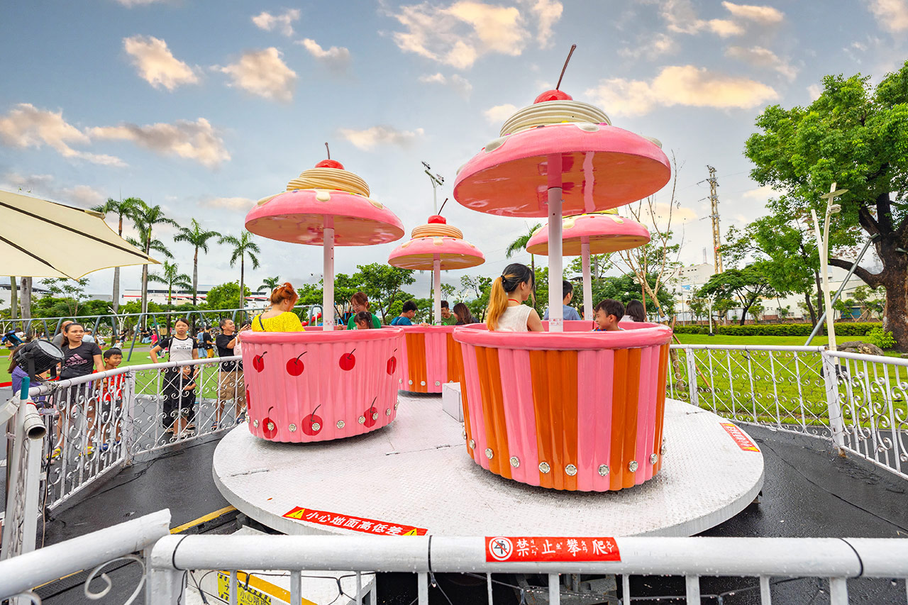 2025屏東夏日嘉年華免費入園｜童話冰宮｜狂歡遊樂園海盜船、瘋狂蛋糕，氣墊城堡、夏日兜風樂園賽車｜夏日遊園｜屏東夏日派對活動推薦