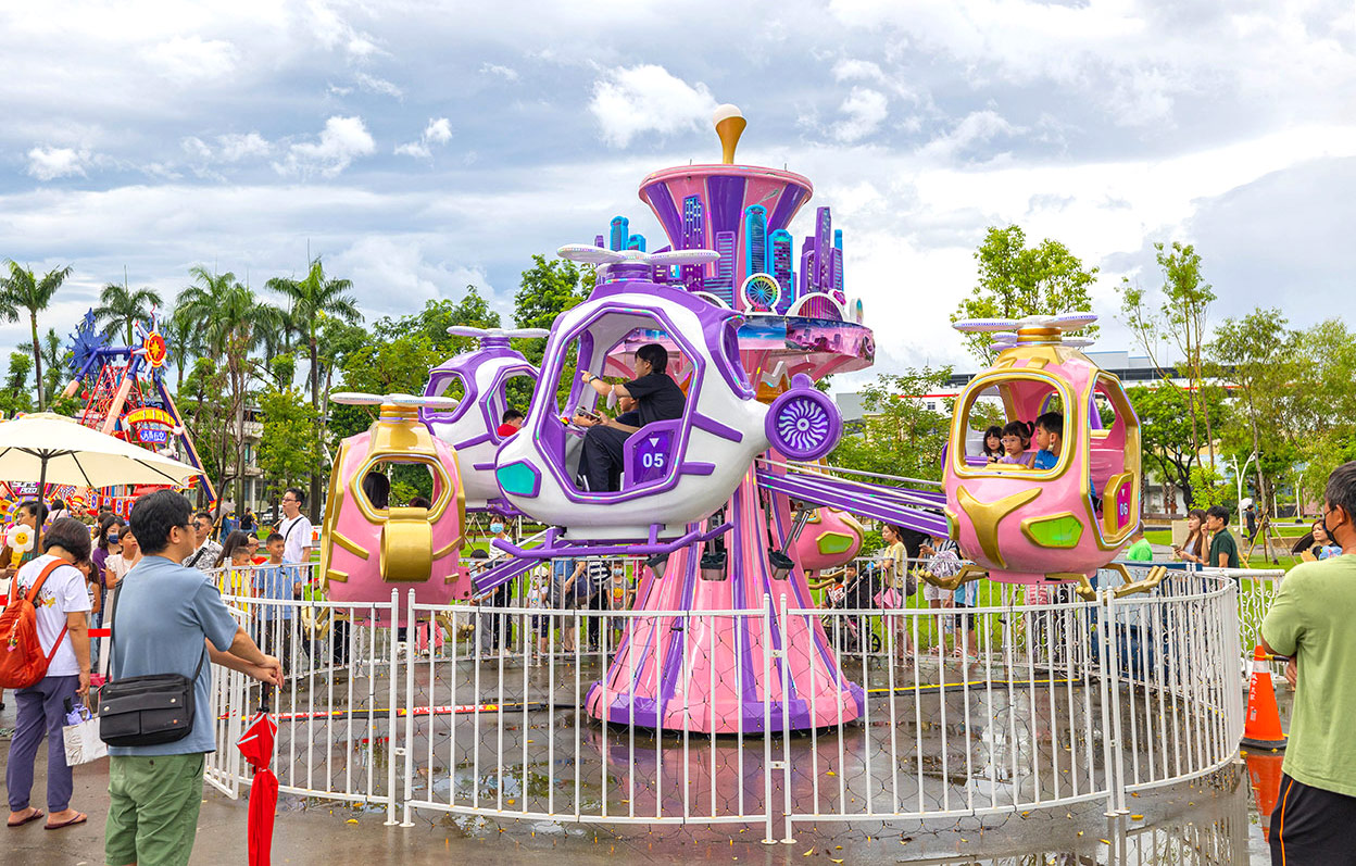 2025屏東夏日嘉年華免費入園｜童話冰宮｜狂歡遊樂園海盜船、瘋狂蛋糕，氣墊城堡、夏日兜風樂園賽車｜夏日遊園｜屏東夏日派對活動推薦