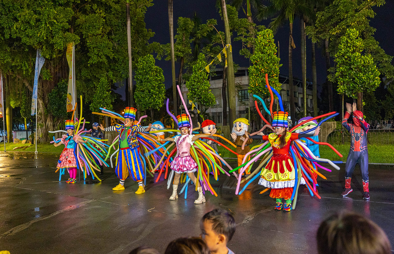 2025屏東夏日嘉年華免費入園｜童話冰宮｜狂歡遊樂園海盜船、瘋狂蛋糕，氣墊城堡、夏日兜風樂園賽車｜夏日遊園｜屏東夏日派對活動推薦
