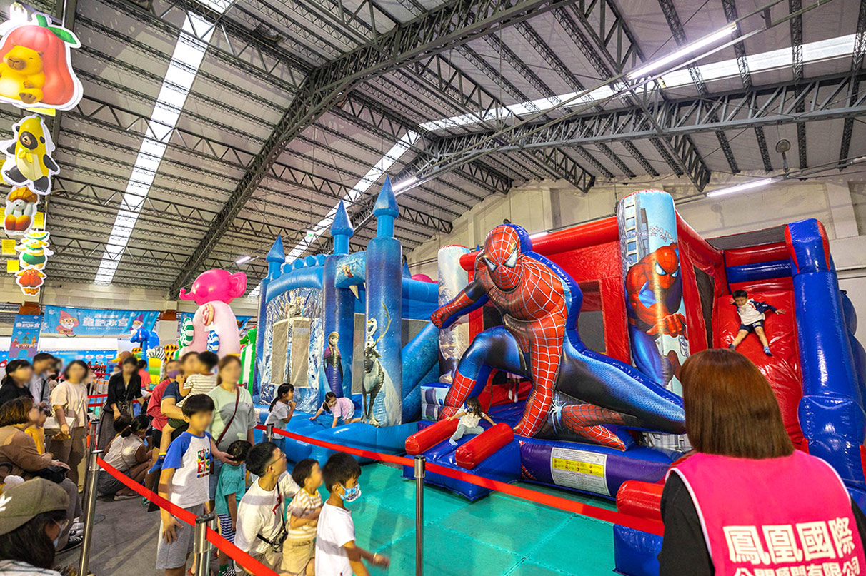 2025屏東夏日嘉年華免費入園｜童話冰宮｜狂歡遊樂園海盜船、瘋狂蛋糕，氣墊城堡、夏日兜風樂園賽車｜夏日遊園｜屏東夏日派對活動推薦